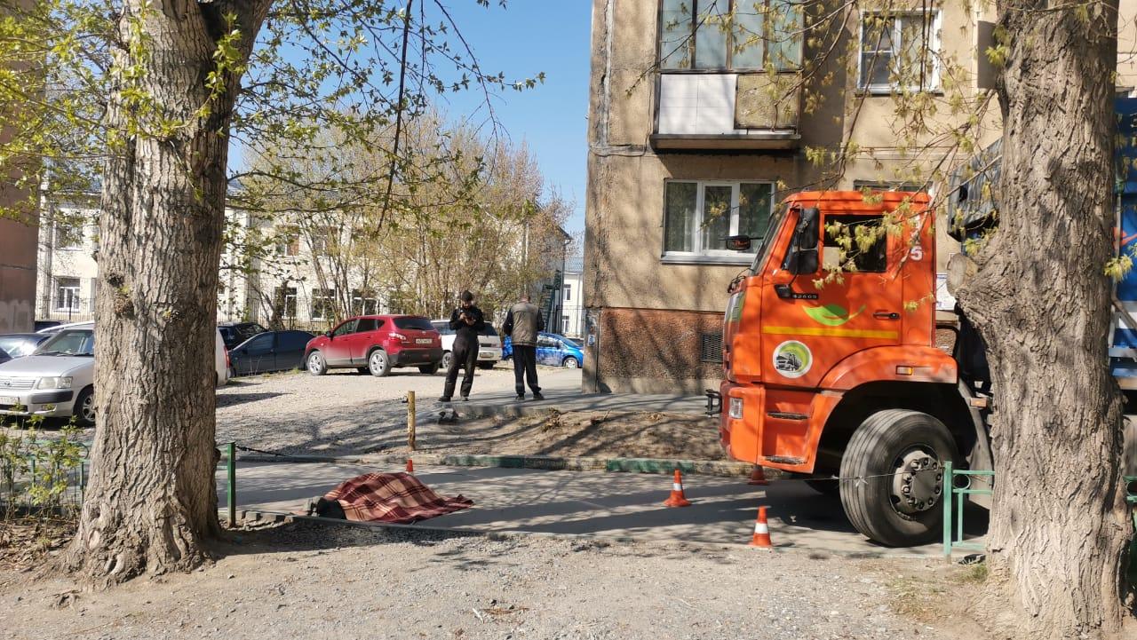 Фото В Новосибирске КАМАЗ насмерть сбил 83-летнего пешехода 2